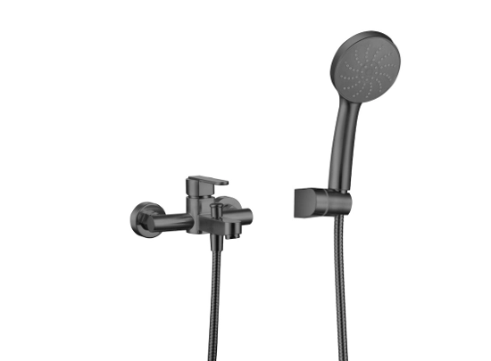 Robinet de baignoire avec douche à main. Le robinet est composé d'un corps principal en métal noir mat, offrant un aspect élégant et moderne. GARANTIE 5 ANS, LIVRAISON OFFERTE 5 à 6 Jours